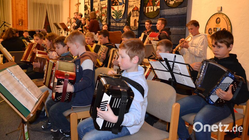 Beim weihnachtlichen Hausmusikabend der Musikschule Moosbach im Rathaussaal erhalten die jungen Musikanten sehr viel Beifall. Bild: gi