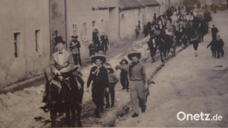So sah der Faschingszug in den 50er Jahren aus. Das Bild wurde in der Sterngasse aufgenommen. Bild: bey