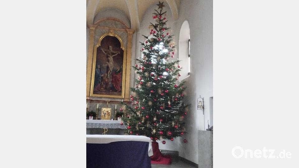 Arbeit erledigt, der Christbaum strahlt. Bild: jba