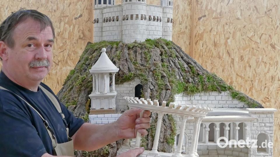 Hubert Haubner steht kurz vor der Vollendung des Herodiums. Am Originalschauplatz wurde erst 2007 der Sarkophag des Königs gefunden. Bild: tr