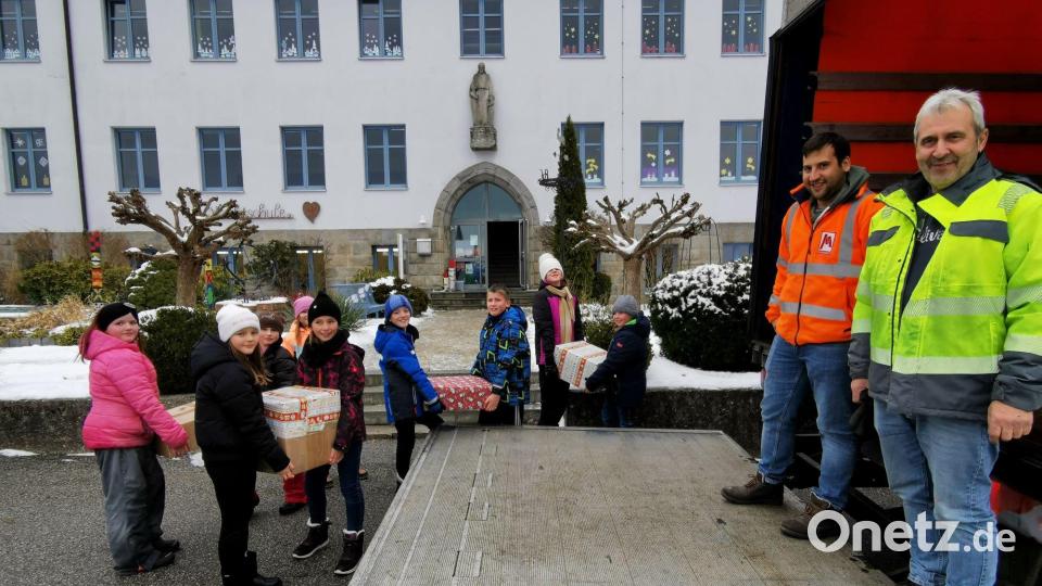 Die Pakete holten Luke und Tobias Wüst mit Unterstützung der Schüler an der Grundschule ab. Bild: gz
