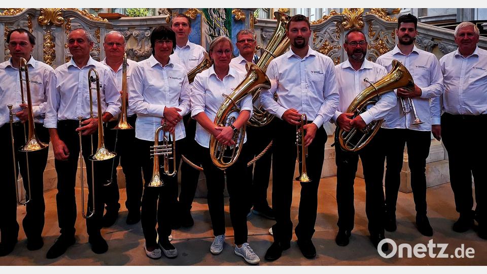 Adventliches Singen und Musizieren gibt es anlässlich des 70-jährigen Jubiläums des evangelischen Posaunenchores Etzenricht-Rothenstadt. Das Bild zeigt die Mitwirkenden. Bild: R. Kreuzer
