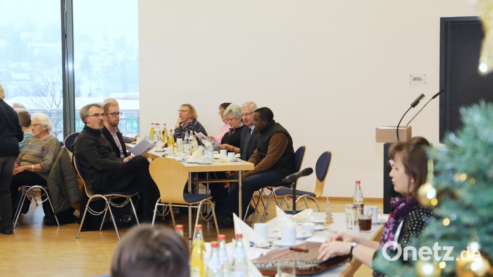 Neben Bürgermeister Johannes Reger war auch die Geistlichkeit beim Seniorennachmittag vertreten. Für die Musik sorgte der Zitherclub Erbendorf. Bild: njn