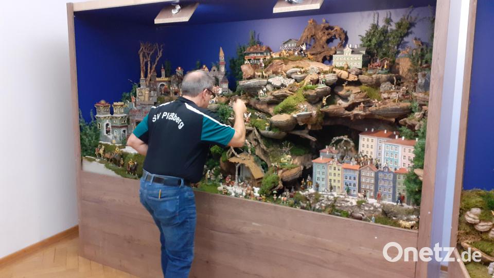 Die Hösl-Krippe von Familie Ruth und Harald Gerl (Bild) wurde über Generationen hinweg gefertigt und in der Familie weitergegeben. Die 300 Figuren breiten sich in der Vitrine im Vorraum des Gebäudes der Regierung der Oberpfalz auf über 3,4 Quadratmetern aus. Bild: Manfred Kopp/exb