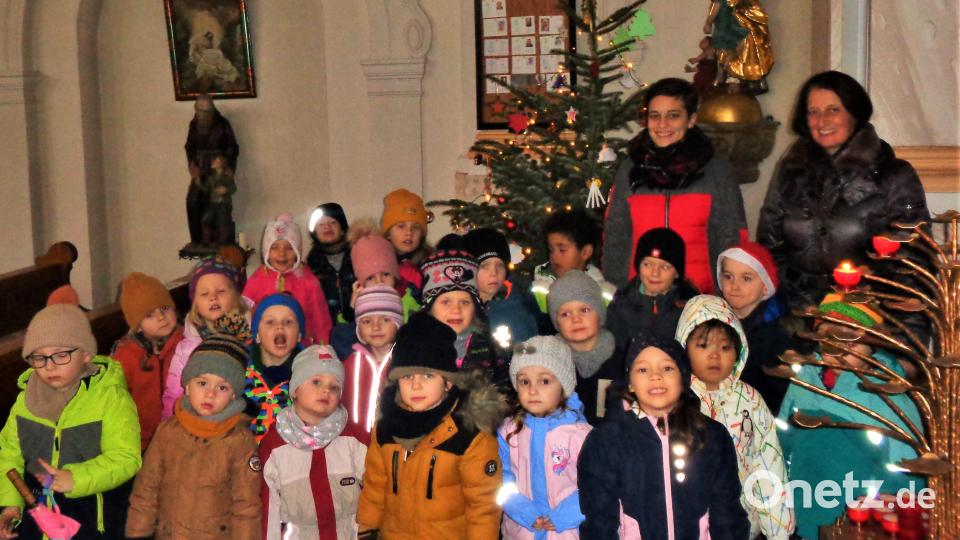 Wenn so viele kleine Hände den Christbaum schmücken, dann muss das doch etwas Schönes werden, finden Kindergartenleiterin Marion Eitel (hinten, rechts) und ihr Team. Bild: jml