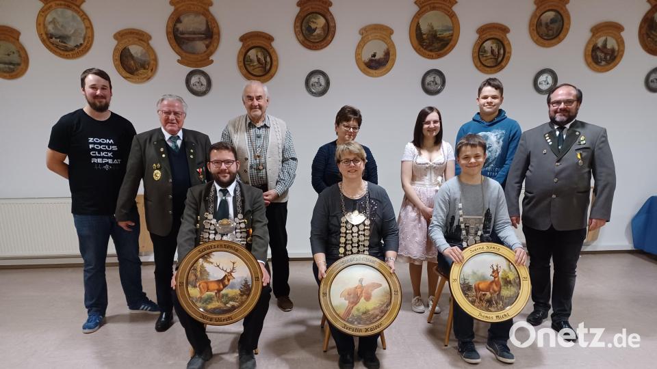Die Schützenkönige und Liesl (vorne sitzend, von links): Jörg Würstl, Kerstin Haider, Thomas Michl; sowie (hinten stehend, von links): Schießleiter Luftdruckwaffen Julian Krös, Heinrich Michl, Hans Englmann, Paula Hönick, Veronica Hecht, Florian Michl und Vorsitzender Andreas Michl. Bild: Josef Maschauer/exb