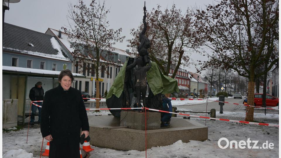 Künstler Harald Bäumler war persönlich mit vor Ort, als die Skulptur des Zoiglbrunnens installiert wurde. Bild: jr