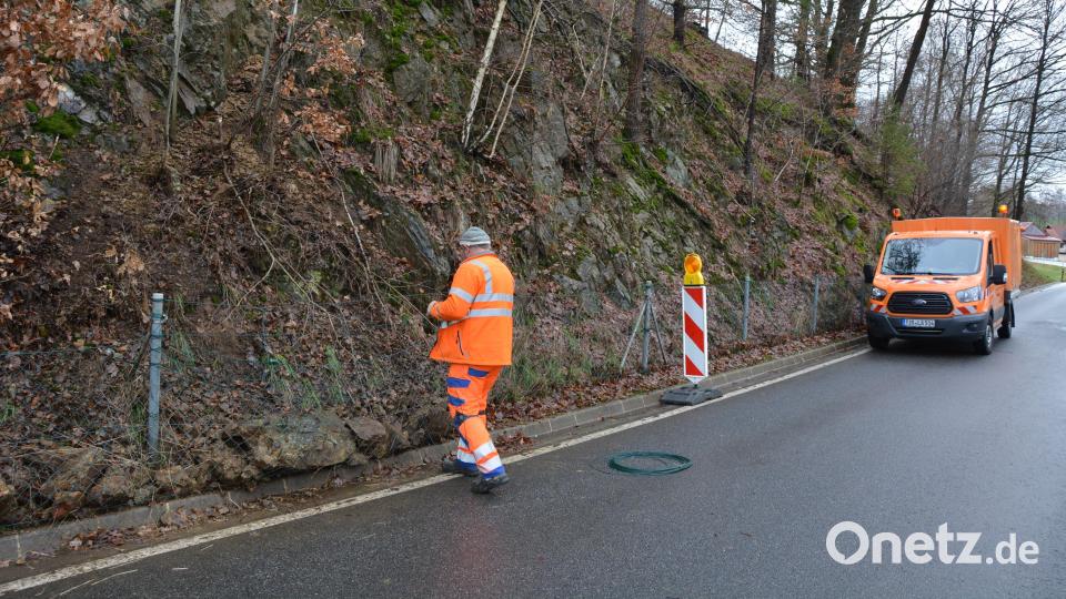 Mitarbeiter des Kreisbauhofs sicherten am Freitag notdürftig die Stelle, an der ein größerer Stein in den Fangzaun gestürzt war. Die Kreisstraße TIR 3 zwischen Steinmühle und Königshütte bleibt voraussichtlich bis 16. Januar gesperrt. Bild: jr