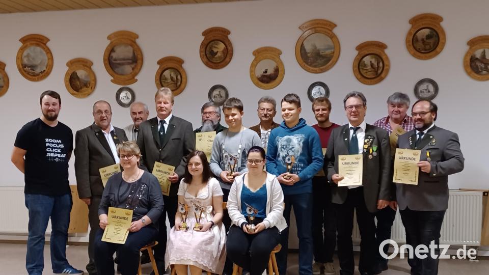 Im Bild sind die Vereinsmeister zu sehen, (vorne sitzend, von links): Kerstin Haider, Veronica Hecht, Verena Michl; sowie (hinten stehend, von links) Julian Krös, Reinhard Englmann, Hans Englmann, Stefan Meyer, Ortwin Paradeiser, Thomas Michl, Norbert Riedl, Florian Michl, Andreas Meyer, Josef Maschauer, Richard Ritter, Andreas Michl. Bild: Josef Maschauer/exb