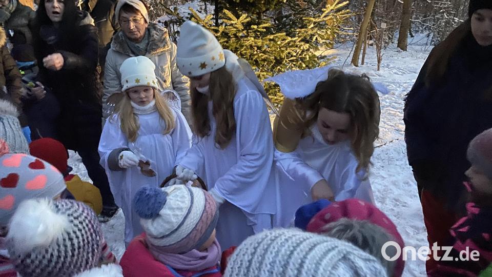 Das Christkind und die Engel verteilen Geschenke (von rechts Rebekka Fischer, Leni und Kati Schmid) an die Kinder. Bild: Josef Glas