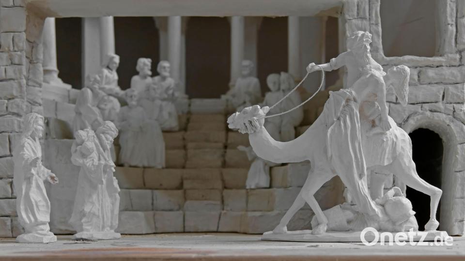 König Herodes bringt eine junge Frau auf seinem Kamel in sein Herodium. Hubert Haubner hat für die Krippenschau 2021/22 fünf Turmhügelfestungen des Königs nach historischen Vorbildern nachgeschnitzt. Die Figuren sind erst grundiert und deshalb weiß. Für die Fassungen hat der Sprecher der Krippenschnitzer ja noch viel Zeit. Bild: tr