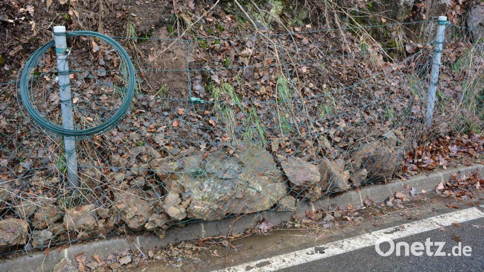 Mitarbeiter des Kreisbauhofs sicherten am Freitag notdürftig die Stelle, an der ein größerer Stein in den Fangzaun gestürzt war. Die Kreisstraße TIR 3 zwischen Steinmühle und Königshütte bleibt voraussichtlich bis 16. Januar gesperrt. Bild: jr