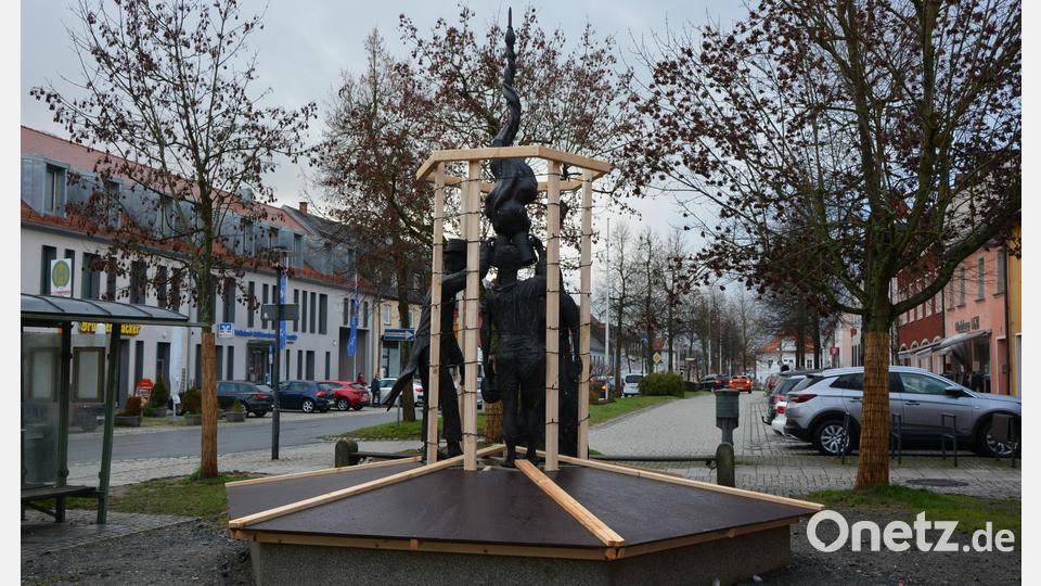 So präsentiert sich bis auf weiteres der Zoiglbrunnen am Oberen Markt in Mitterteich. In diesen Tagen wurde die Skulptur aufgestellt und für die restliche Dauer der Weihnachtszeit mit Holzlatten mit Lichterkette umrahmt. Das Brunnenbecken bleibt über den Winter abgedeckt. Bild: jr