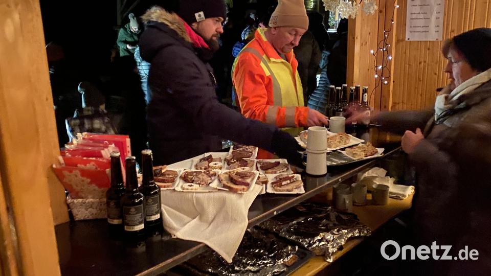 Glühwein, Selbstgebackenes und Zwiebelkuchen schmeckten den Besuchern Bild: Josef Glas