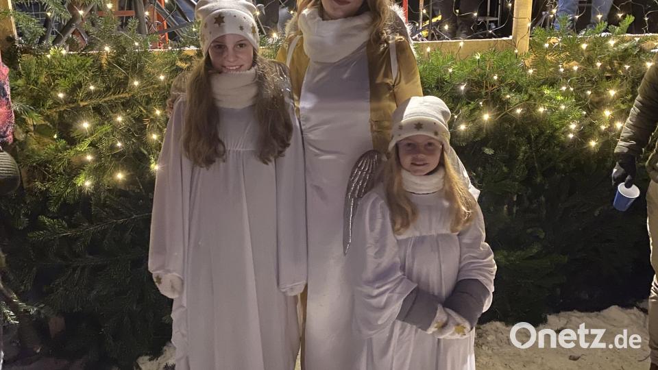 Das Christkind (Rebekka Fischer, Mitte) mit seinen Engeln Leni (links) und Kati (rechts) Schmid Bild: Josef Glas