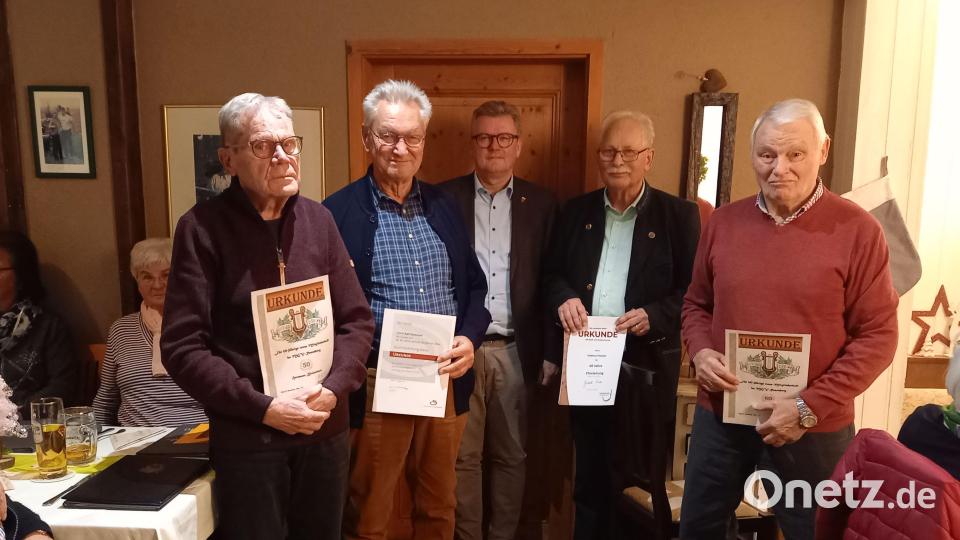 Jubilarehrung beim Männergesangverein Rosenberg: (von links) Hermann Bleisteiner, Karl Seebauer, Bürgermeister Michael Göth, Vorsitzender und Chorleiter Helmut Fischer sowie Josef Geier. Bild: Edeltraud Fischer-Graf/exb