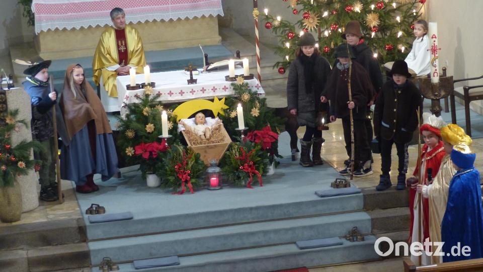 Die Mädchen und Buben führte das Krippenspiel vor dem Volksaltar auf. Bild: sl