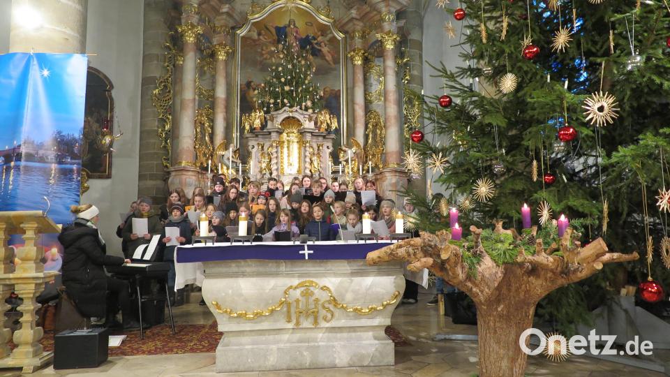 Anna-Maria Beck hatte mit dem Schulchor englische Weihnachtslieder einstudiert. Bild: jzk