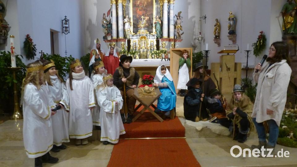 "Gut habt ihr die Weihnachtsbotschaft rüber gebracht" lobte Pfarrer Varghese Puthenchira die 18 kleinen Akteure in der katholischen Kirche. Bild: bk