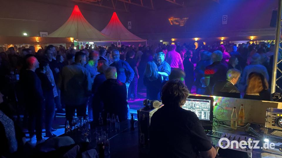 Bei der "Höllriegl Party" In der Mehrzweckhalle feiern über 1500 Partygänger. Bild: Kunz
