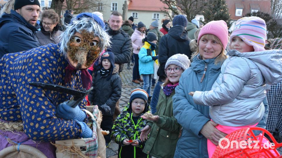 Für die Spechte gab es Brotreste, im Gegenzug erhielten Kinder Süßigkeiten. Bild: jr