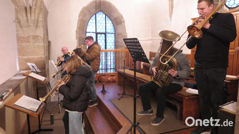 Auf der Empore intonierte die Bläsergruppe weihnachtliche Weisen. Bild: jzk