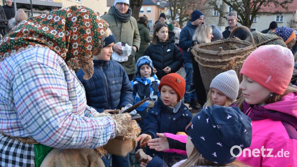 Für die Spechte gab es Brotreste, im Gegenzug erhielten Kinder Süßigkeiten. Bild: jr