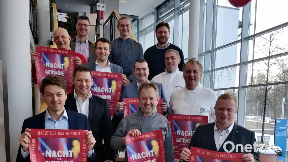 Vorfreude auf die "Nacht der Gastronomie" im ACC herrscht beim großen Team um Hans-Jürgen Nägerl (Zweiter von rechts), dem Vorsitzenden des Bayrischen Hotel- und Gaststättenverbandes Oberpfalz. Bild: mma