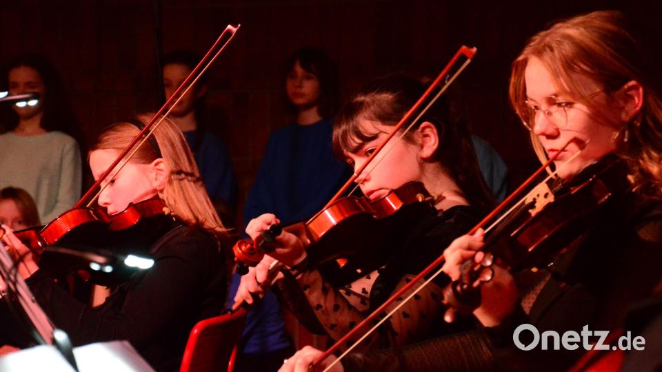&quot;Ihr Kinderlein kommet.&quot; Sie spielen ihre Instrumente erst seit vier Monaten. Aber nichts bringt die Violin-Anfängerinnen aus dem Konzept. Bild: Kunz