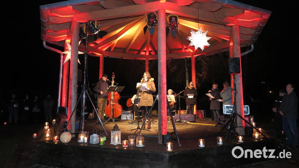 Sehr stimmungsvoll war die ökumenische Heiligabend-Andacht am Eisweiher. Bild: jzk