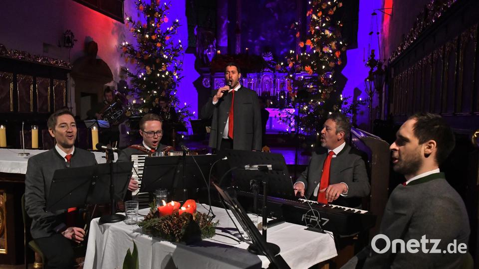 Die Stimmen der Berge sorgen mit ihrer Bayerischen Weihnacht für andächtige Stille und Gänsehaut-Feeling in der Marienkirche in Sulzbach-Rosenberg. Bild: Petra Hartl