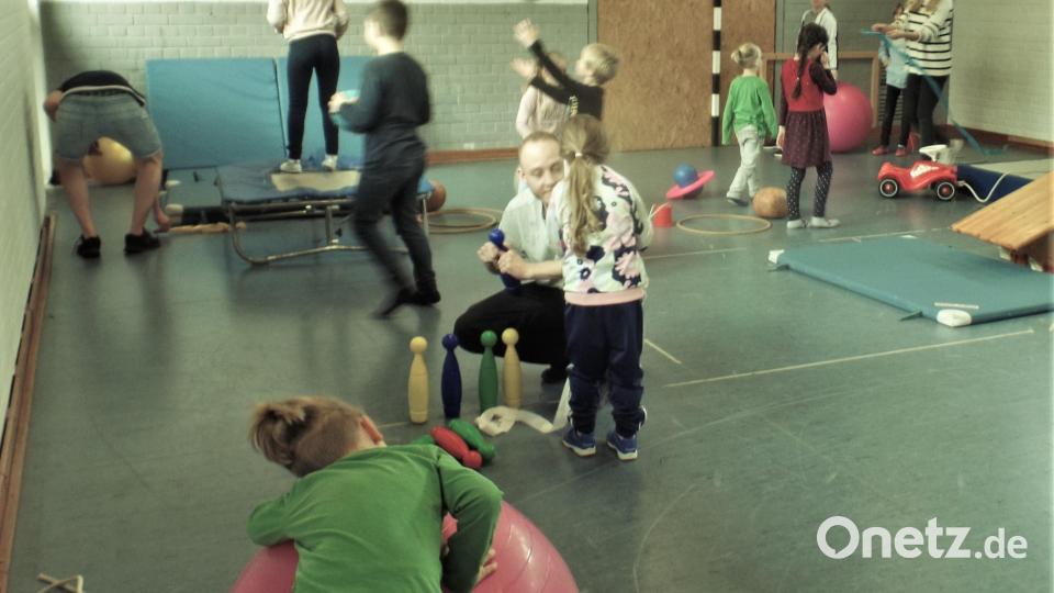 Platz zum Spielen und Toben gab es in der Schulturnhalle beim Warten aufs Christkind genug. Bild: jml