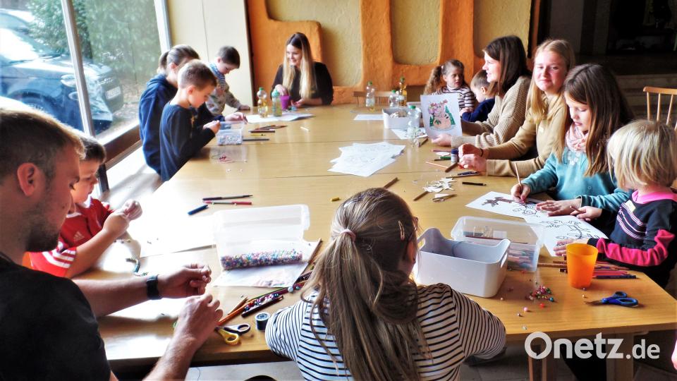 Der Mal- und Basteltisch war beim Warten aufs Christkind immer belagert. Bild: jml