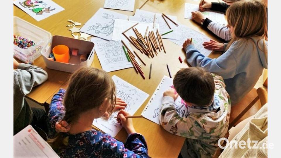 Beim Malen für das Christkind sind vor allem die Mädchen eifrig bei der Sache. Bild: jml