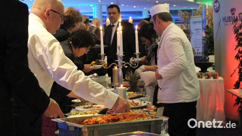Das Büfett bei der "Nacht der Gastronomie" ist ein ganz besonderes: Über 50 Kräfte aus verschiedenen Amberg-Sulzbacher Restaurants verwöhnen die Gäste im ACC. Archivbild: dwi