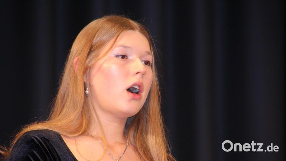 Sopranistin Mia Friedl imponierte mit „Maria Wiegenlied“ und „Heilige Nacht“. Bild: kro