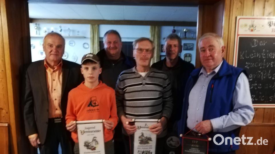 Die vorderen Plätze bei der Vereinsmeisterschaft Geflügel der Kleintierzüchter belegten Sebastian Söllner, Otto Hörl, Alfred Kastner und Michael Prechtl (Zweiter bis Fünfter von links). Mit im Bild sind Bürgermeister Günter Kopp (links) und Vorsitzender Helmut Kopp (rechts). Bild: ak