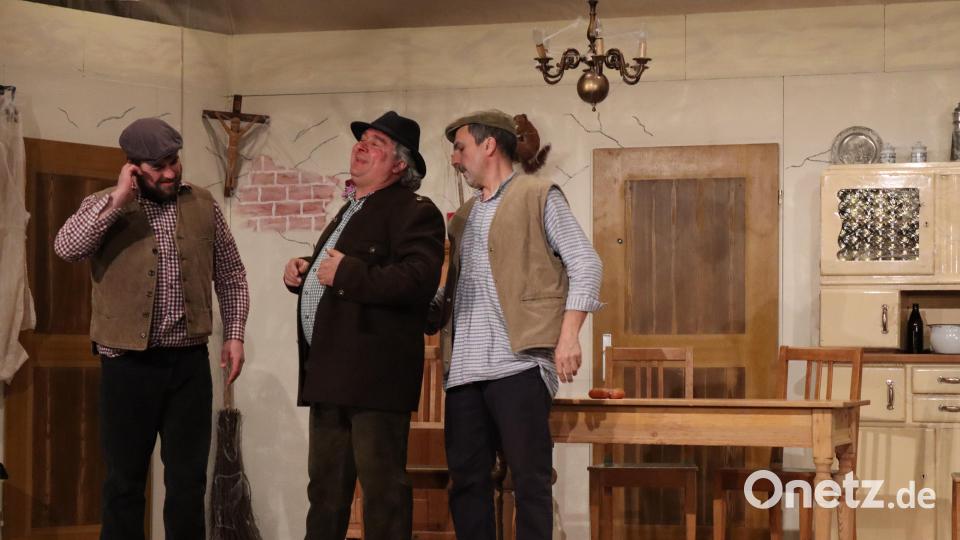 Braumeister Malz-Beppo (Gerhard Fleischmann, Mitte) sollte besser aufpassen, wenn er mit dem Abstauber-Bartl (Johannes Haas, links) und dem Langfinger-Jockl (Armin Hofrichter, rechts) einen Ratsch hält, denn dabei kann so manches abhanden kommen. Bild: mrr