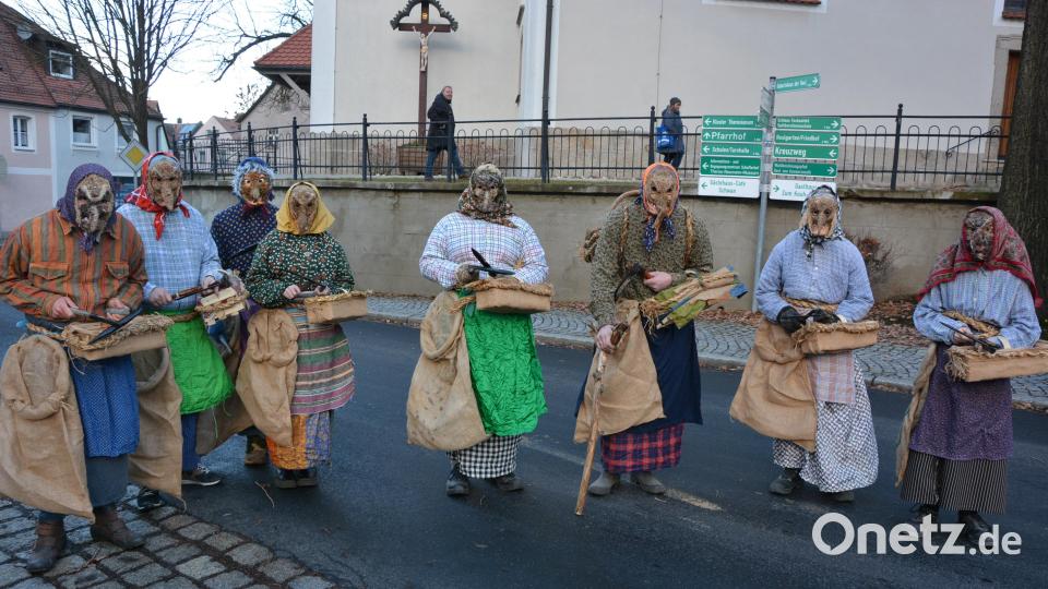 Pünktlich um 12 Uhr zogen an Heiligabend acht Waldspechte auf den Therese-Neumann-Platz in Konnersreuth ein. Bild: jr