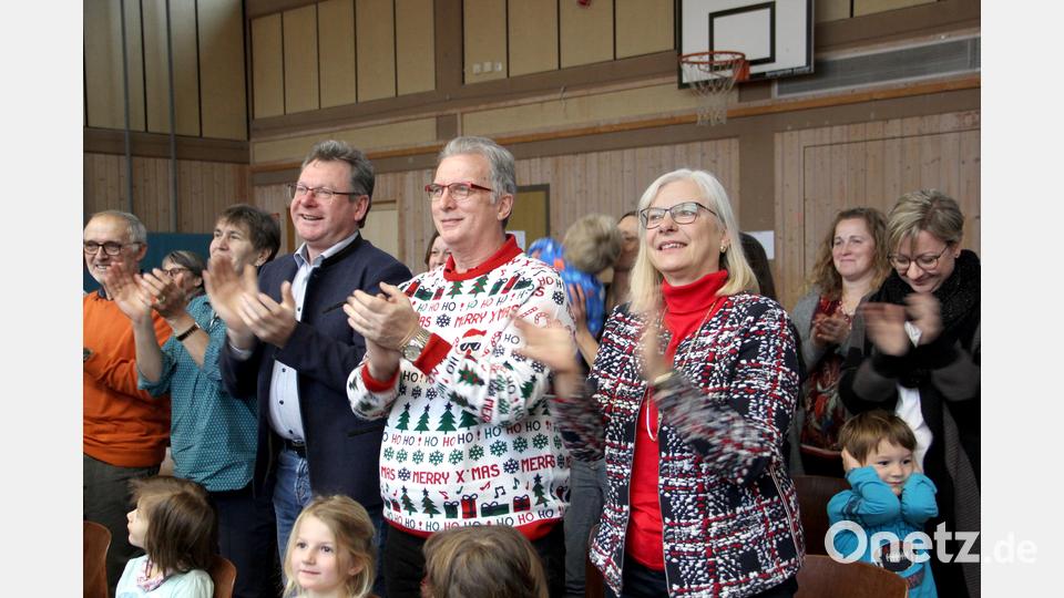 Für ihre hervorragende Uraufführung des Musicals erhielten die Kinder von den Besuchern stehenden Applaus. Von rechts: Rektorin Ortrud Sperl, Autor Klaus Sauerbeck, Bürgermeister Martin Prey mit Gattin Anni und Fördervereinsvorsitzender Joseph Salomon. Bild: Josef Böhm