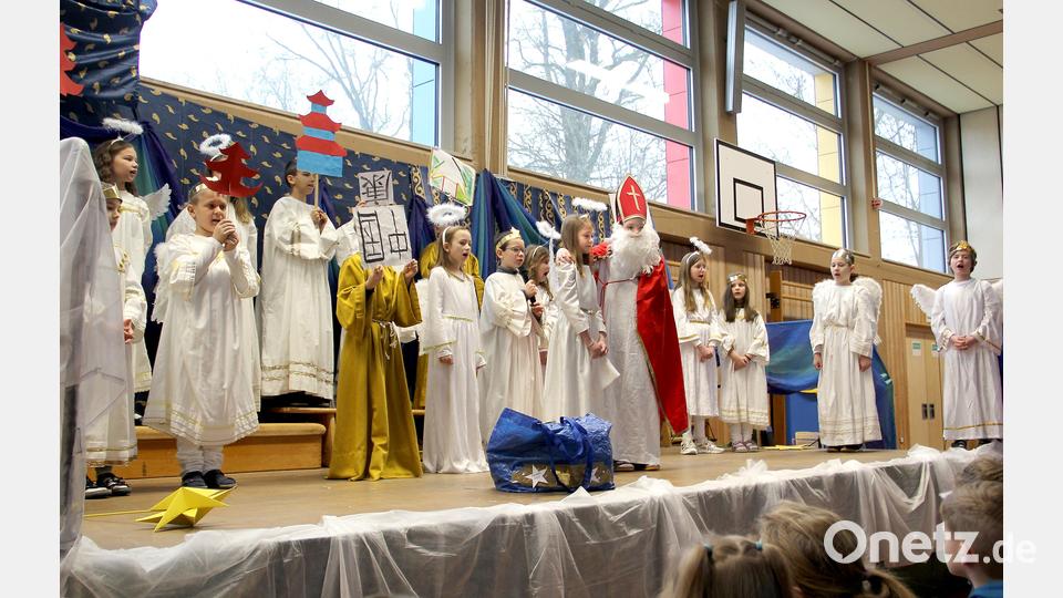 St. Nikolaus tröstet das sich nach China verirrte Engelchen und zeigt ihm die richtige Flugroute nach Deutschland. Bild: Josef Böhm