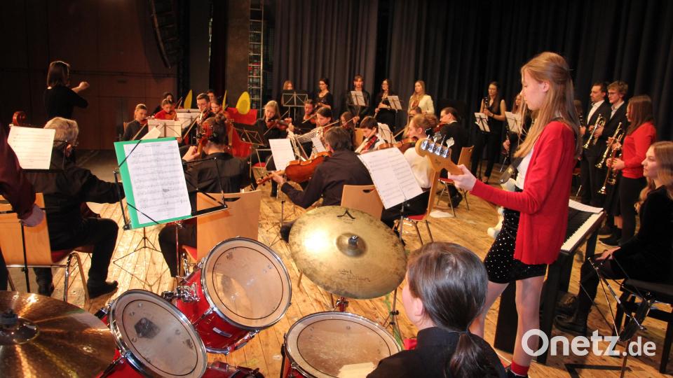 Das Große Orchester des Stiftland-Gymnasiums spielte unter anderem „Hallelujah“ von Leonard Cohen. Bild: kro