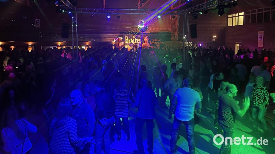 Von den Beatles bis Barry White – in der Mehrzweckhalle ist die Party in vollem Gang. Bild: Kunz