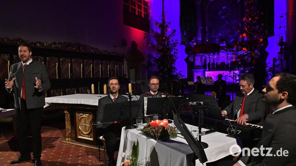 Die Stimmen der Berge sorgen mit ihrer Bayerischen Weihnacht für andächtige Stille und Gänsehaut-Feeling in der Marienkirche in Sulzbach-Rosenberg. Bild: Petra Hartl