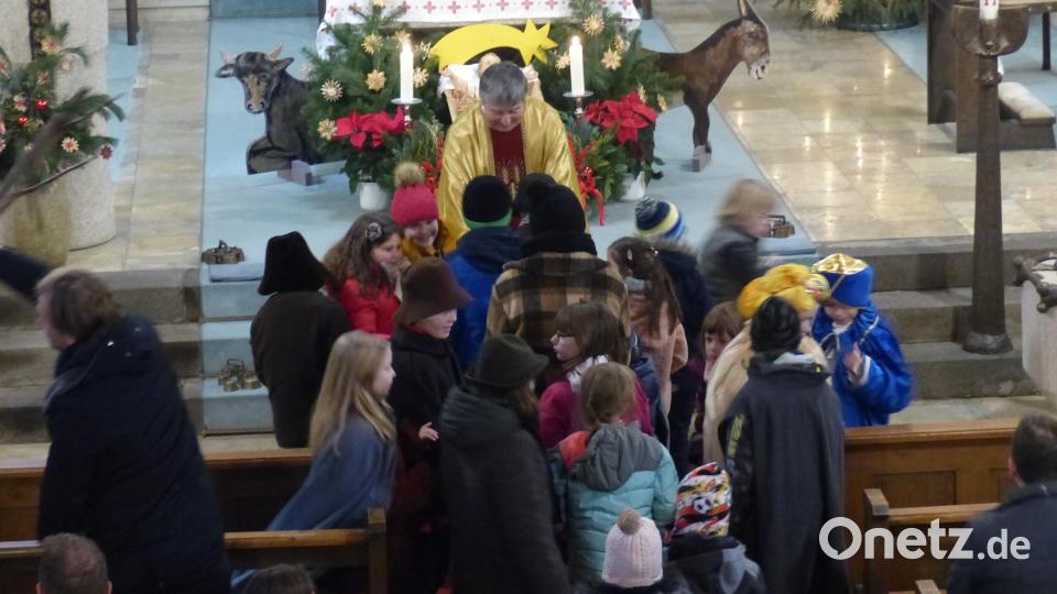 : Nach der Christmette verteilte Pfarrer Adam Nieciecki an alle Kinder Weihnachtsgeschenke Bild: sl
