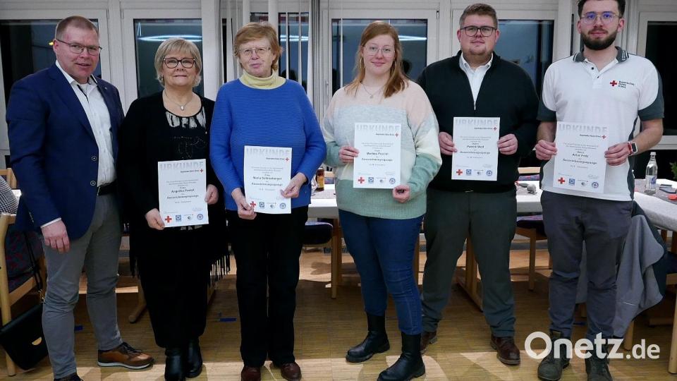 Bei der Jahresabschlussfeier des Roten Kreuzes: Der stellvertretende Leiter Maximilian Lang sowie die Geehrten Angelika Probst, Maria Schneeberger, Martina Prechtl, Patrick Wolf und Artur Fritz (von links). Bild: Elisabeth Scheidler/exb