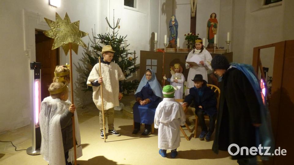 Mit lebendigem Spiel erzählen 10 Kinder das Geschehen vor mehr als 2000 Jahren einmal anders. Bild: bk