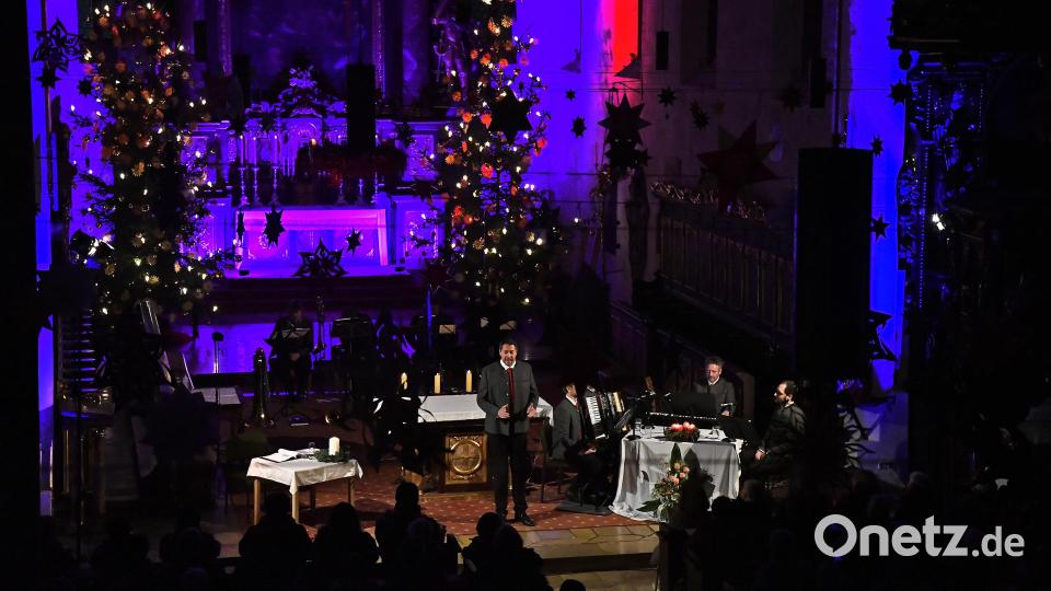 Das Ambiente in der dämmrigen Stadtpfarrkirche St. Marien trug zur Wirkung der Text- und Liedvorträge bei. Bild: Petra Hartl