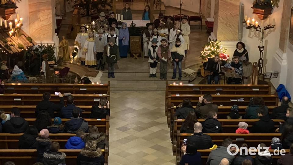 Kinder beim Krippenspiel mit musikalischer Begleitung. Bild: Josef Glas
