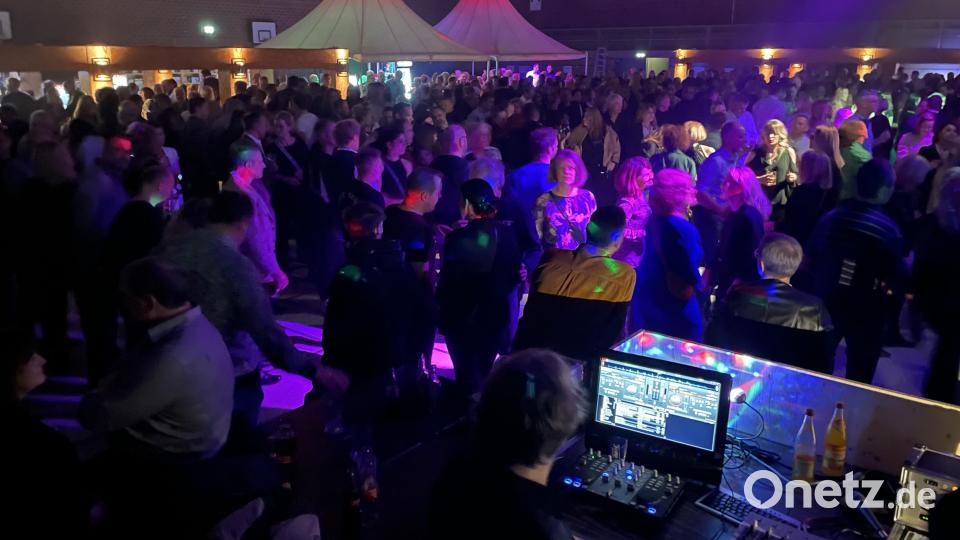 Bei der "Höllriegl Party" In der Mehrzweckhalle feiern über 1500 Partygänger. Bild: Kunz